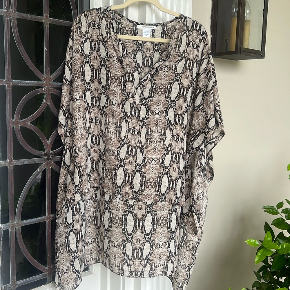 Snakeskin high low blouse, size M, like new condition, waist length in the front